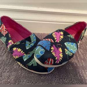 Women’s Toms size 7